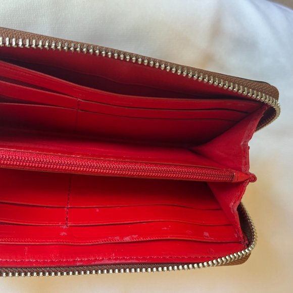 Limited Edition: COACH ZIPPY WALLET - Picture 3 of 5